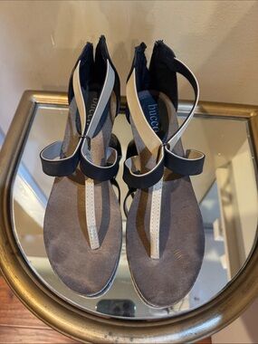 Bucco Black and Tan Loop T-Strap Sandals